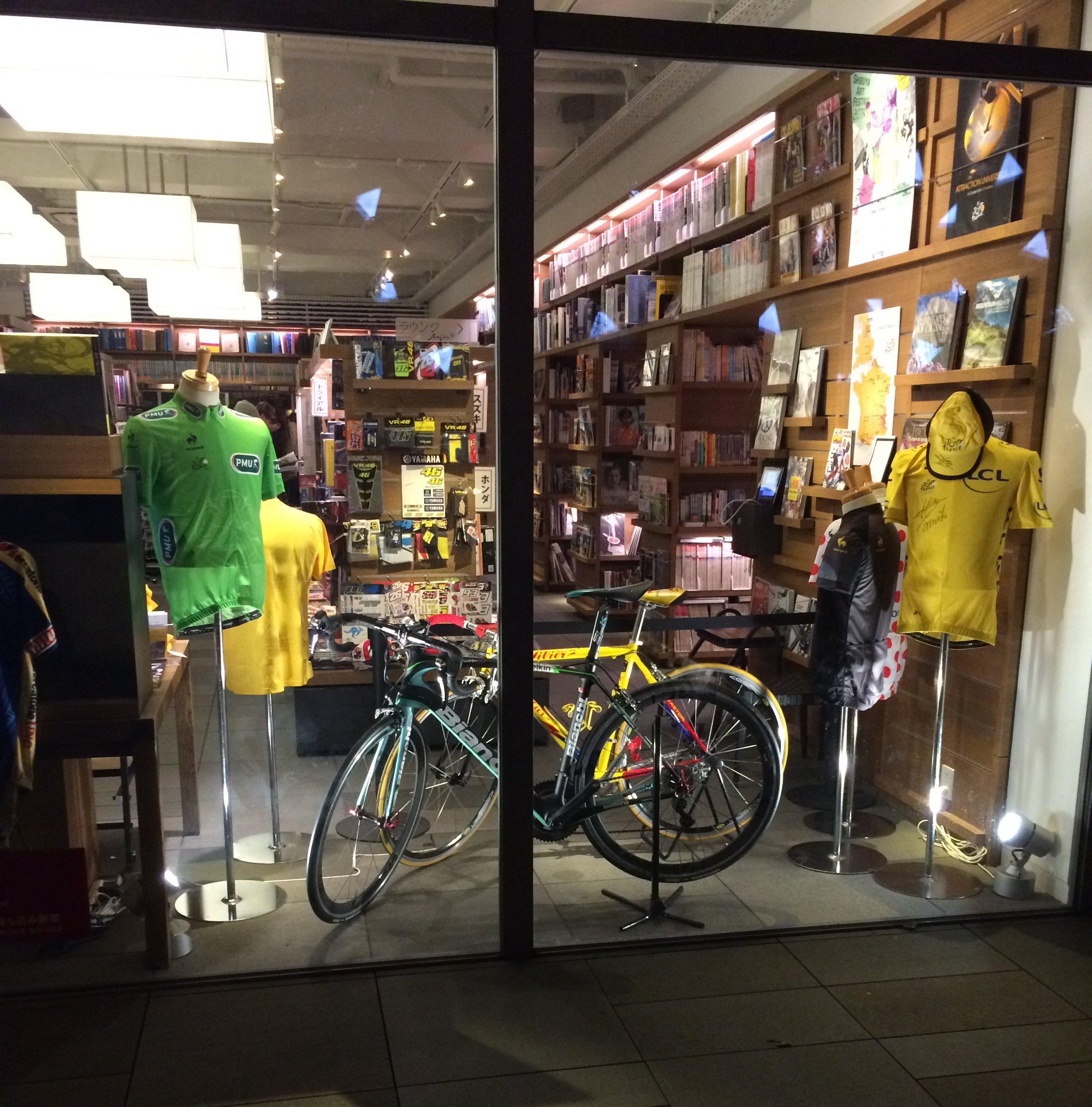 代官山蔦屋書店に自転車コーナーが。